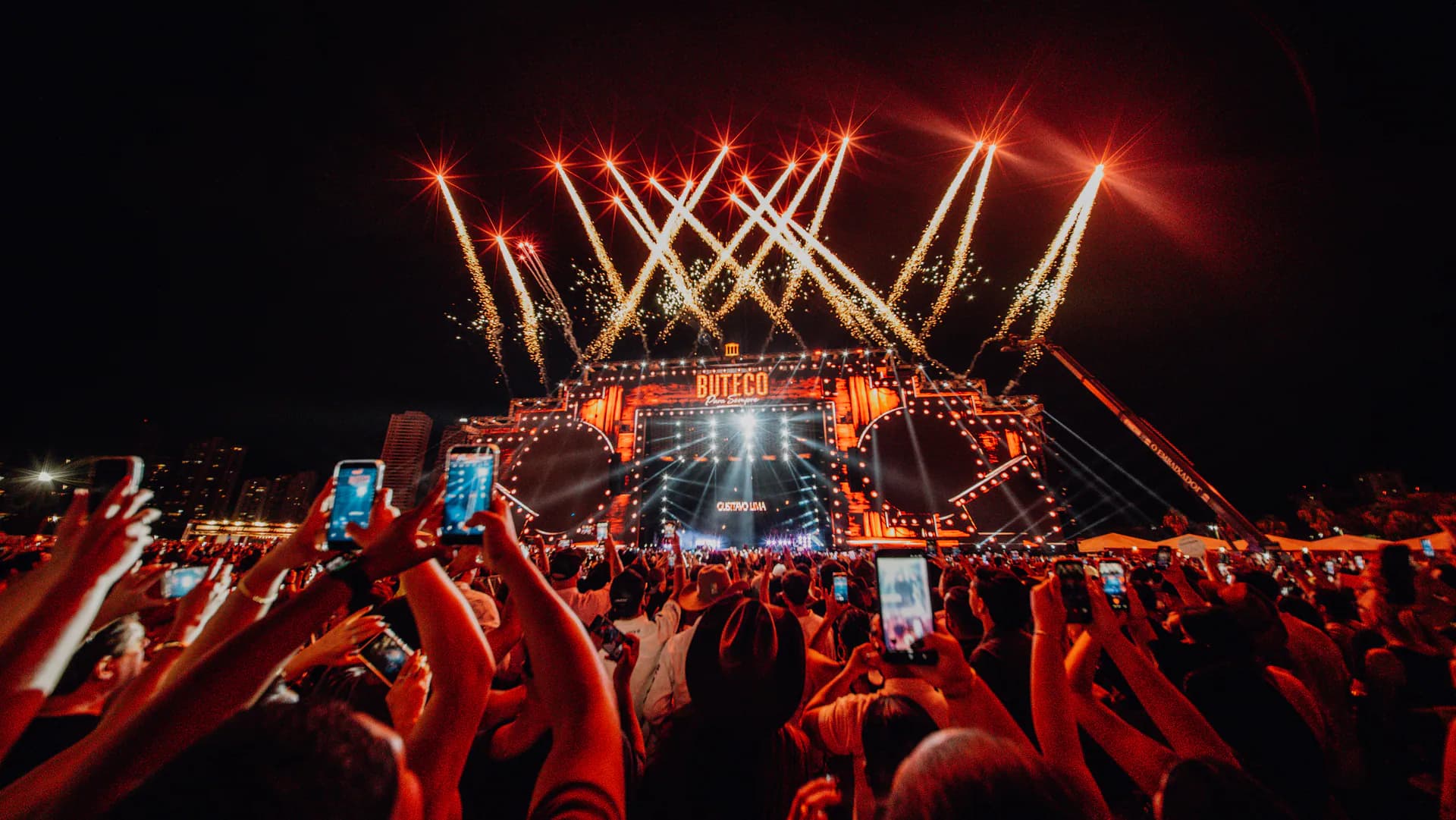 Palco iluminado do Buteco em Goiânia
