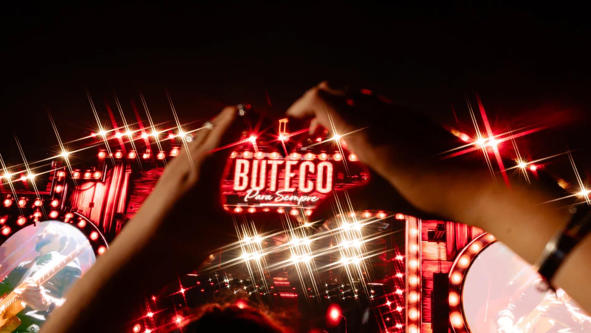 Fã fotografa o palco do Buteco em Goiânia