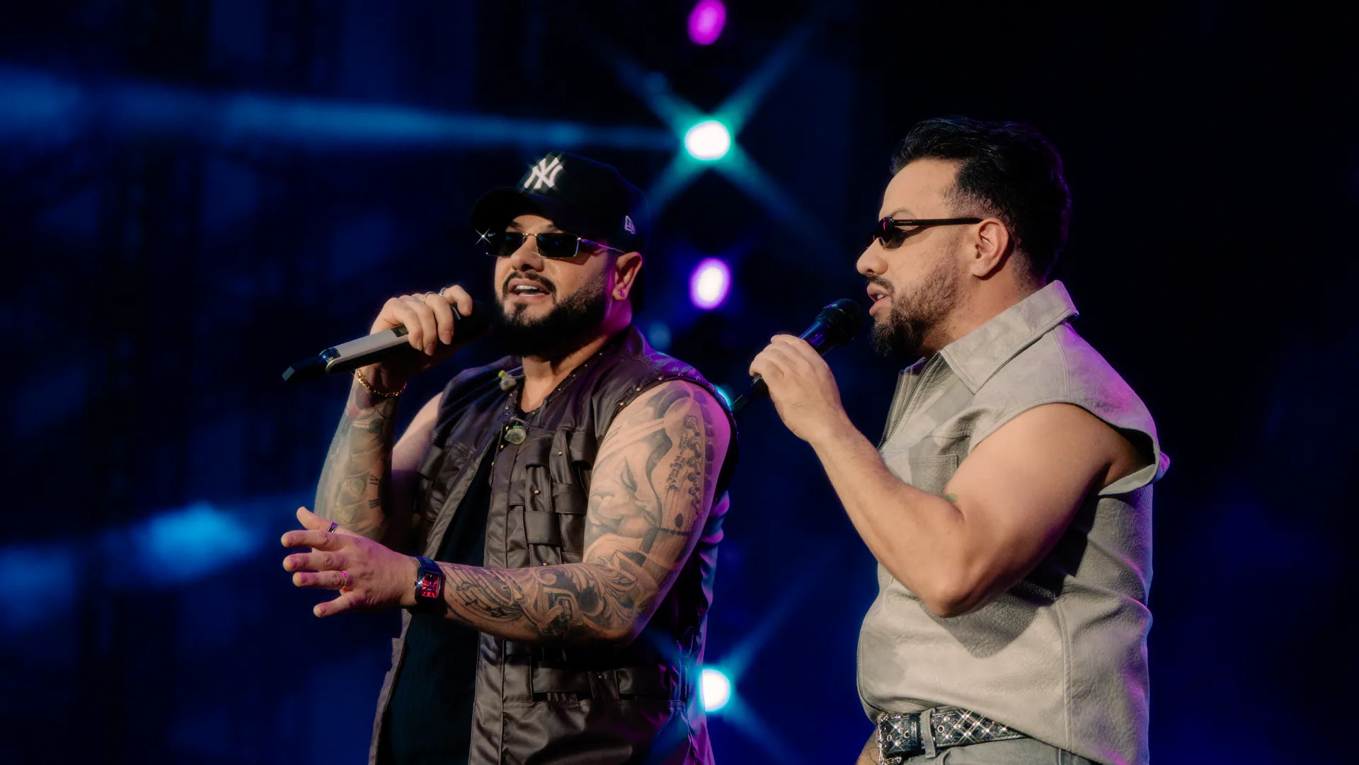 Artistas cantam juntos no palco de Goiânia