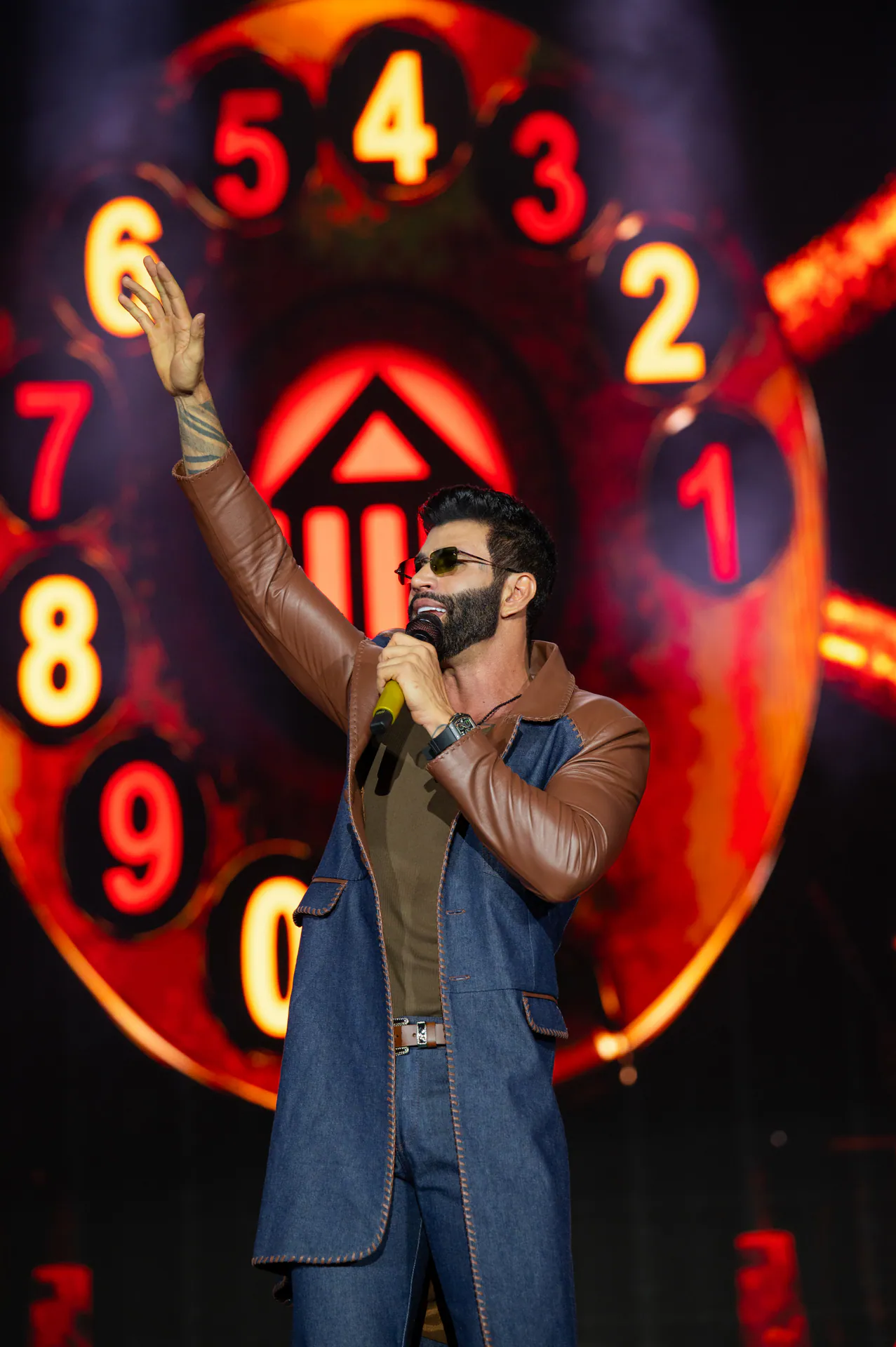 Gusttavo Lima canta no palco do Buteco em Goiânia