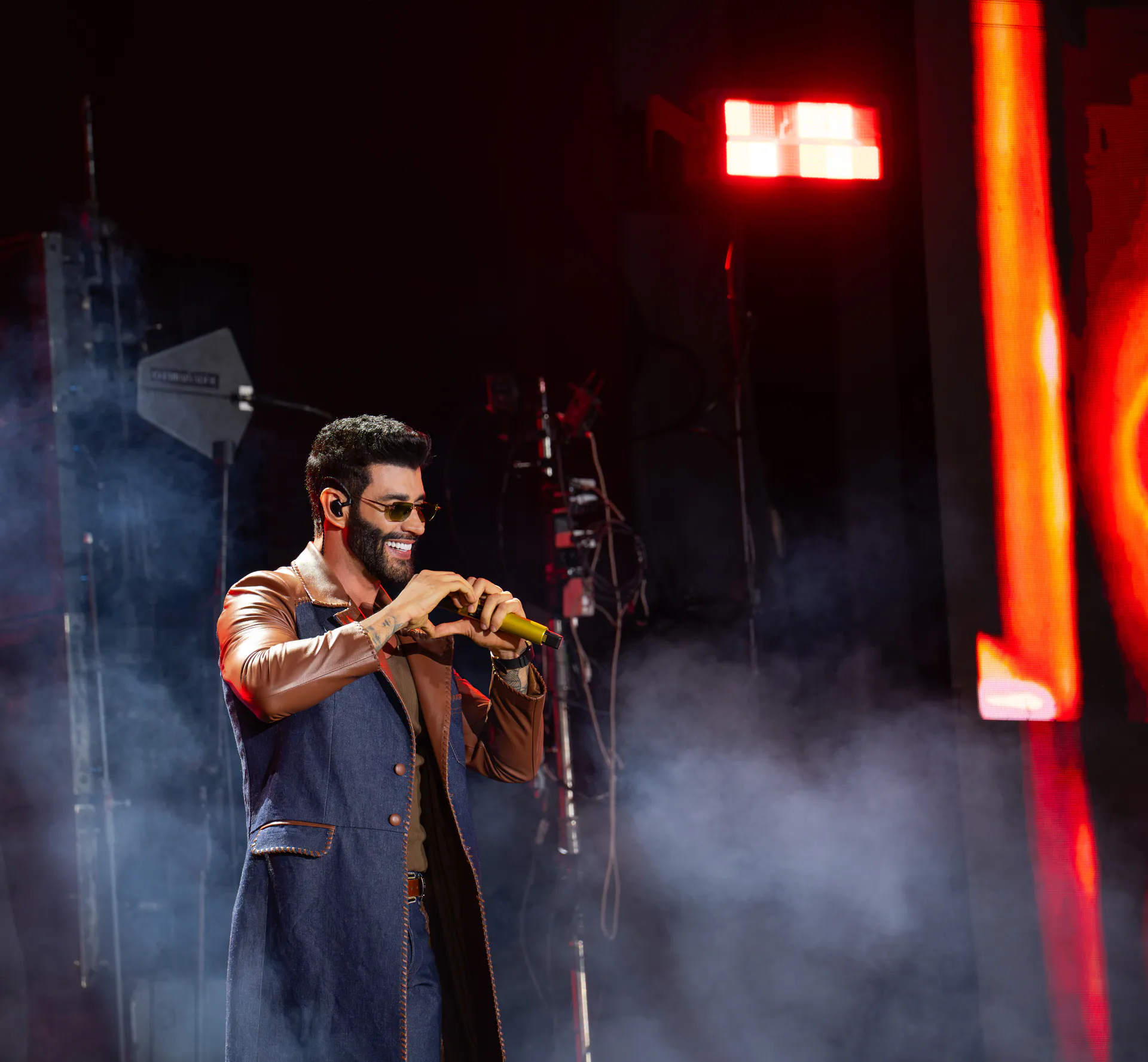Gusttavo Lima faz gesto de coração durante o show