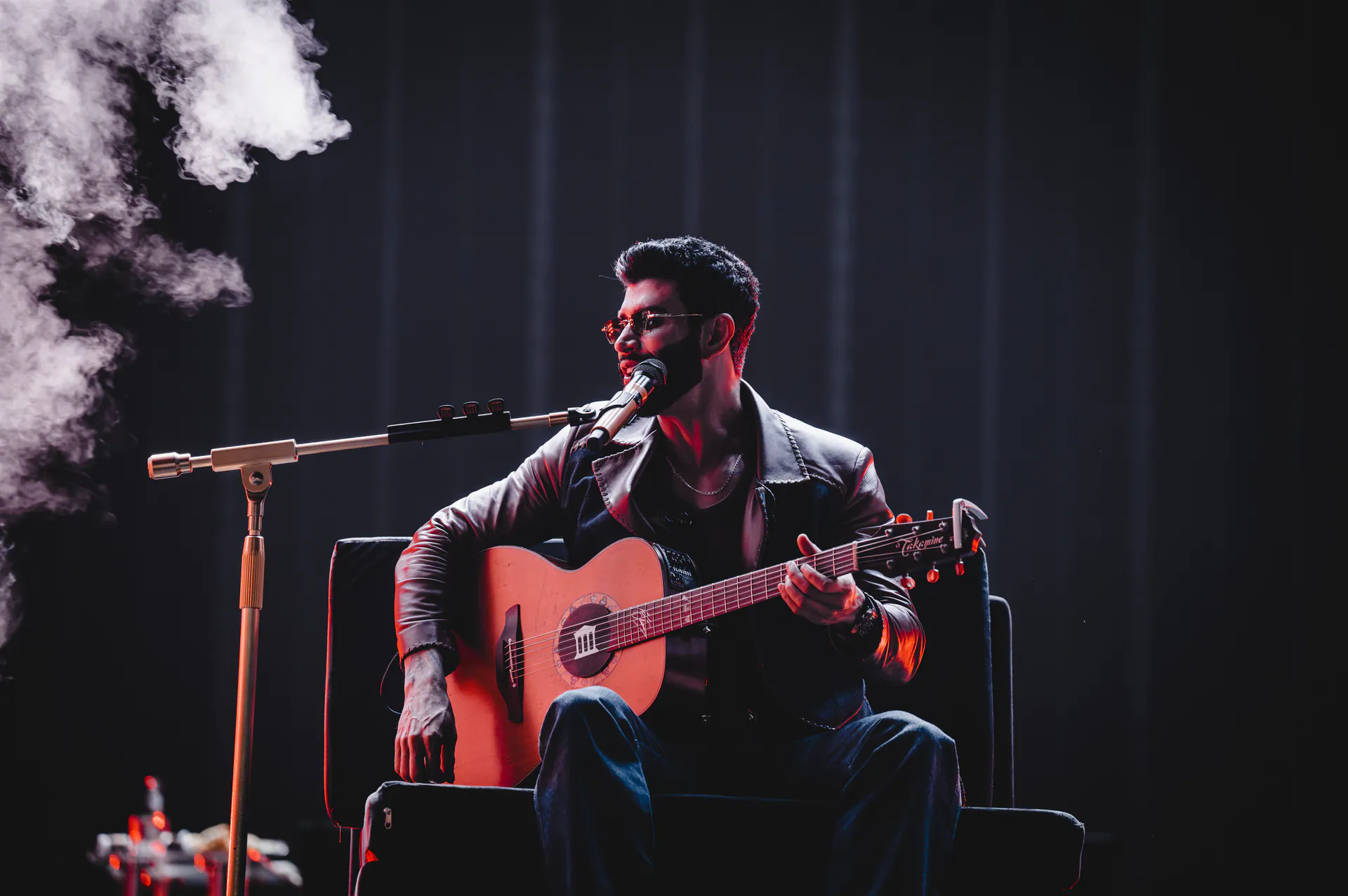 Gusttavo Lima toca violão no Buteco em Goiânia