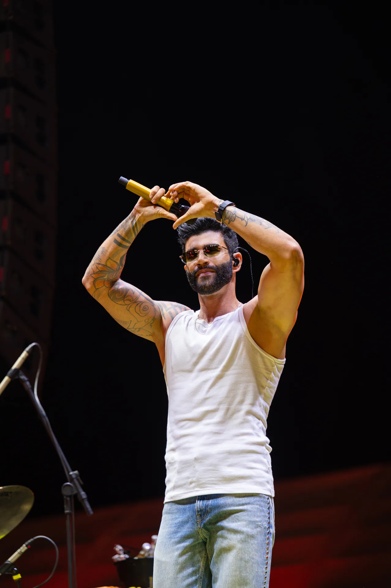 Gusttavo Lima agradece ao público durante o show