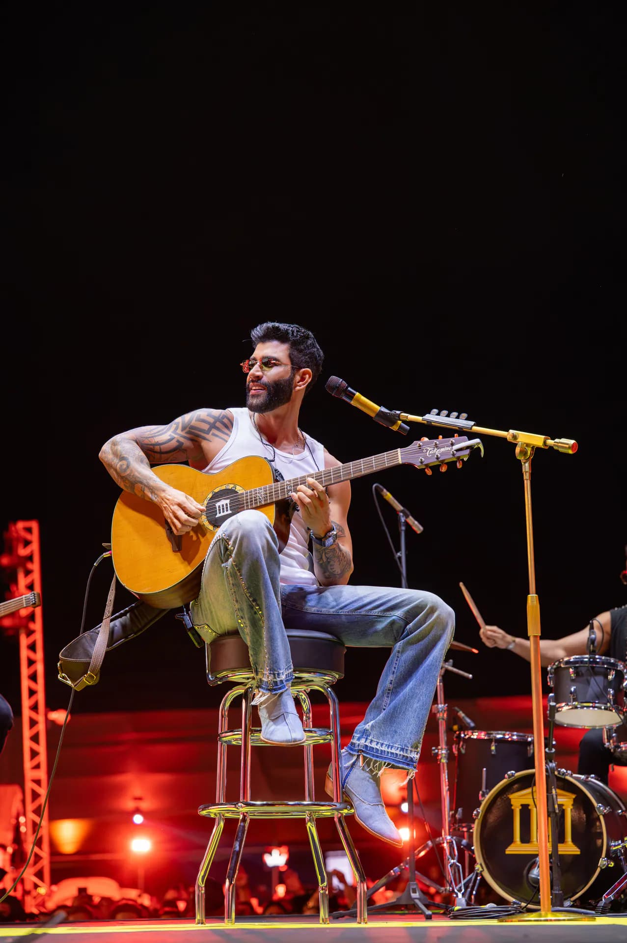 Gusttavo Lima em apresentação acústica no palco