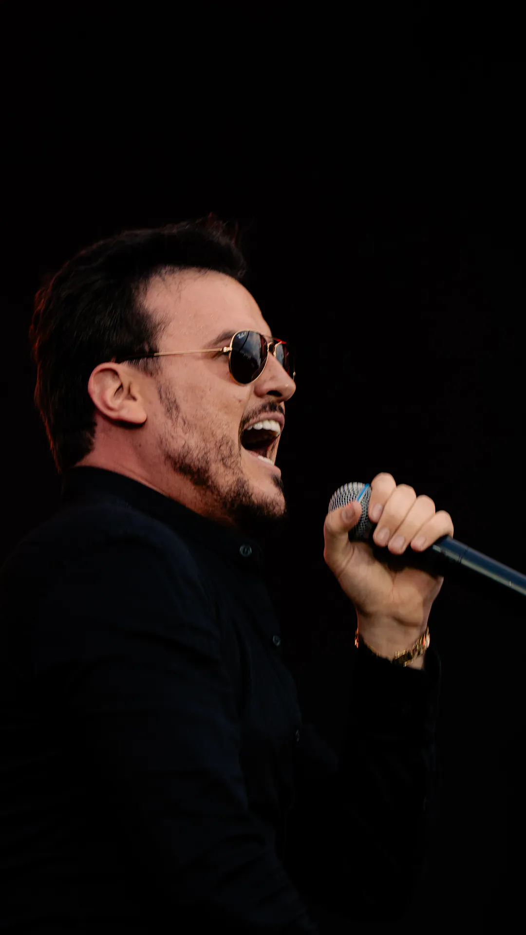 Cantor se apresenta no palco do Buteco em Goiânia