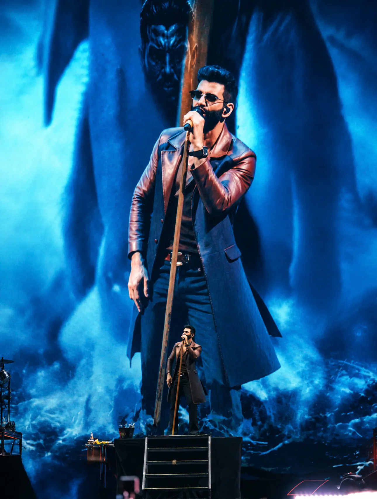 Gusttavo Lima no palco iluminado do Buteco em Goiânia