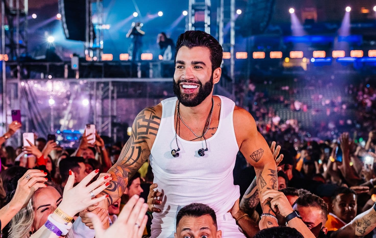 No Buteco São Paulo, Gusttavo Lima se joga no público em show de quatro horas de duração